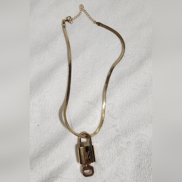 Louis Vuitton Lock & Key #305 with 18k gold plated chain. Hairline scratches - Picture 1 of 4